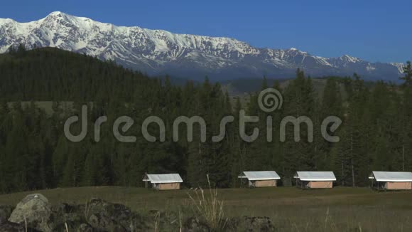以雪山为背景的家庭舒适露营森林自然旅游技术理念4k视频的预览图