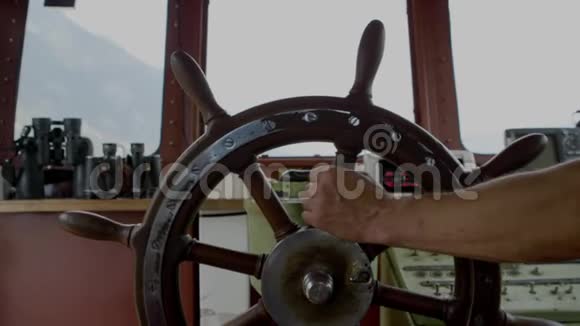 船长转动旧船上的木轮视频的预览图