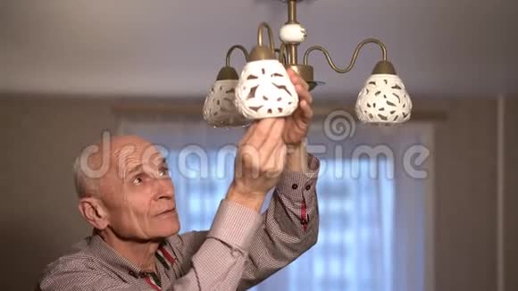 退休男子用灰发螺丝准确地点亮灯泡视频的预览图