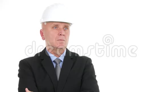 戴头盔的经理在商务演讲中打手势视频的预览图