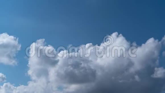 蓝天上从左到右不断循环流动的白色蓬松云的无缝时间流逝视频的预览图