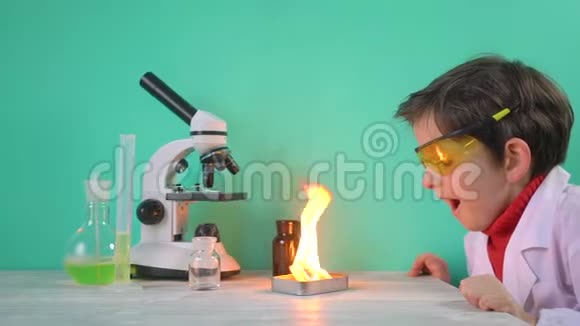 令人惊讶的小男孩正在用火做科学实验视频的预览图