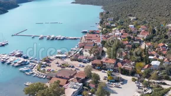土耳其Kekova镇和帆船的鸟瞰图视频的预览图