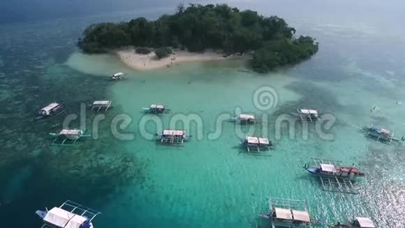 在科罗恩巴拉望菲律宾CYC海滩玉米青年俱乐部海滩背景是大海游客A游视频的预览图