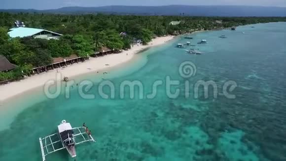 菲律宾宿务Moalboal白沙滩美丽的风景与海岸和人的背景V视频的预览图