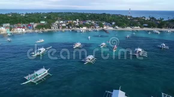 菲律宾宿务马拉帕斯卡岛海滨的Logon海滩和船苏鲁海船和美丽的海景背景视频的预览图
