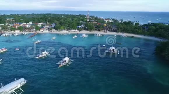 菲律宾宿务马拉帕斯卡岛海滨的Logon海滩和船苏鲁海船和美丽的海景视频的预览图