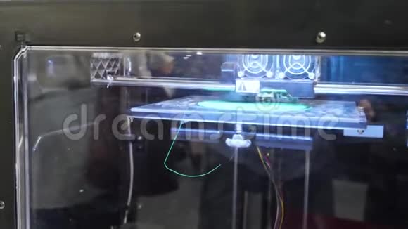 在现代技术展览会上工作的全自动三维打印机视频的预览图