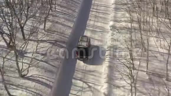 云天森林冬季路上交叉驾驶的空中无人机景视频的预览图