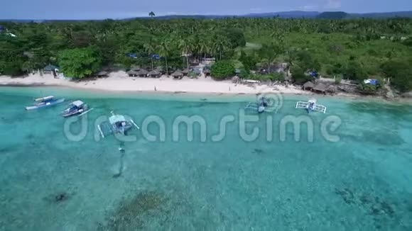 菲律宾宿务摩尔博阿尔白沙滩海岸美丽的风景与海岸和人的背景视频的预览图