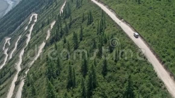 蜿蜒曲折的蛇形道路一条山口有山景4K视频的预览图