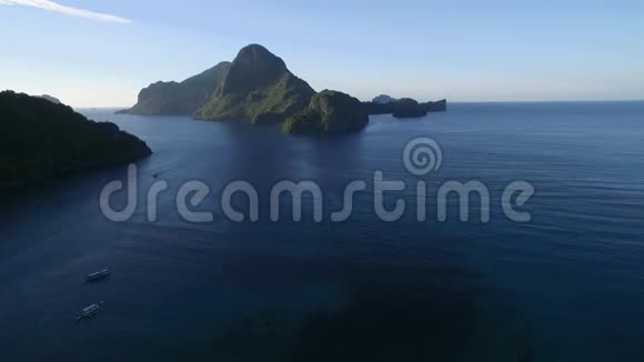 菲律宾巴拉望的卡德劳岛背景中的海景非常受欢迎的观光场所视频的预览图