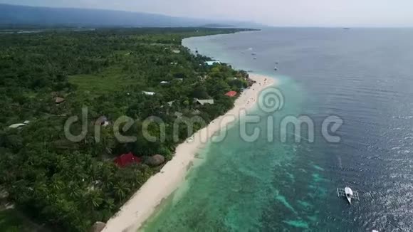 菲律宾宿务Moalboal白沙滩美丽的风景与海岸和人的背景II视频的预览图