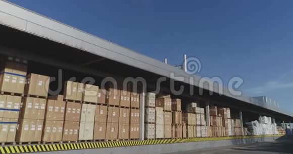 仓库里有很多箱子一个现代化的工业外部一个有箱子的大型现代仓库一个美丽的现代仓库视频的预览图