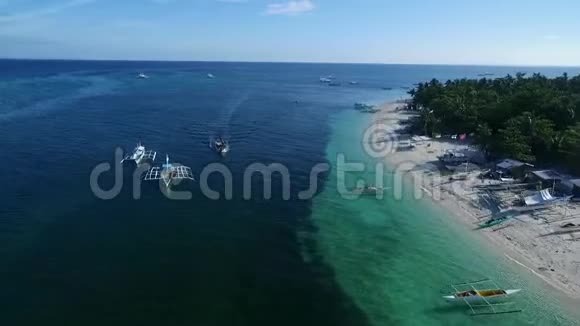 菲律宾宿务马拉帕斯卡岛苏鲁海船和美丽的邦蒂海滩海景与船在背景三视频的预览图