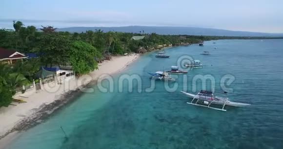 菲律宾宿务Moalboal的白沙滩和海滨美丽的风景与海岸和人的背景L4视频的预览图