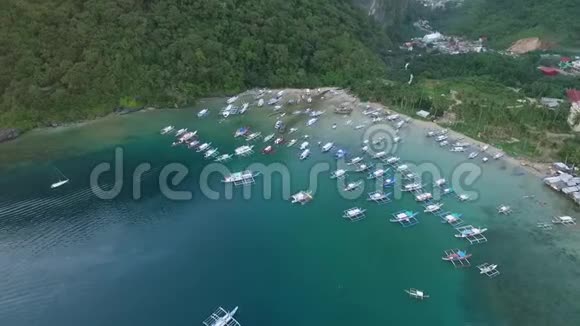 菲律宾巴拉望的ElNido海景与船和海洋在背景非常受欢迎的观光场所视频的预览图