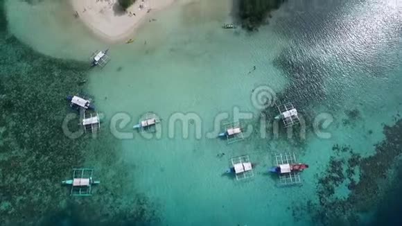 在科罗恩巴拉望菲律宾CYC海滩玉米青年俱乐部海滩背景是大海旅游A为游客V视频的预览图