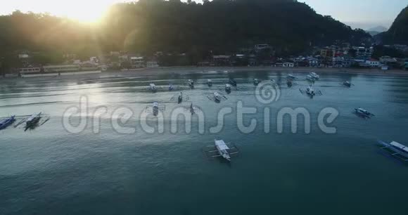 菲律宾巴拉望的厄尔尼诺海滩早上海滩和海景背景非常受欢迎的观光场所视频的预览图
