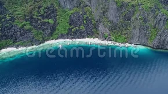 巴拉望海滩观光场所在菲律宾ElNido游览C海滨白沙滩清水绿松石水岩石视频的预览图