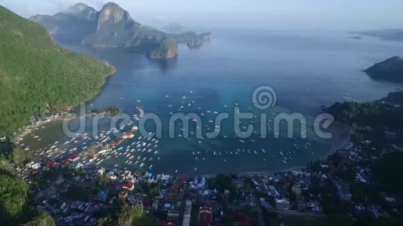 菲律宾巴拉望的厄尔尼诺海滩早上海滩和海景背景非常受欢迎的观光场所视频的预览图