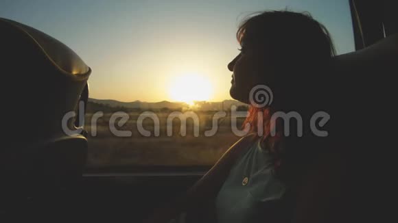 旅游女孩通过公共汽车窗口观看日落时的自然景观观光旅行和旅游休假视频的预览图