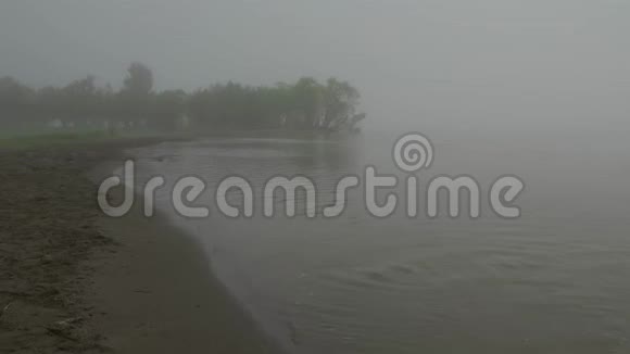 雾蒙蒙的早晨在湖面上低低的云河景视频的预览图