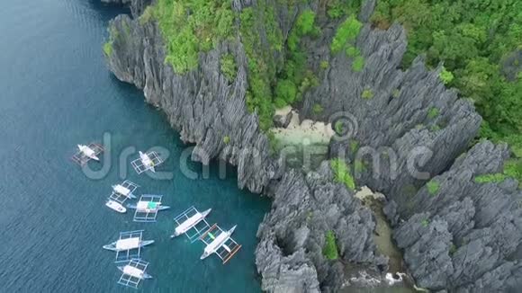 秘密海滩在巴拉望观光场所在菲律宾ElNido游览C海滨白沙滩清水绿松石水视频的预览图