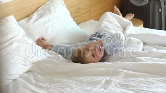 小可爱困男孩5岁早上在床上醒来特写镜头视频的预览图