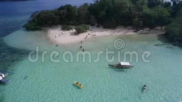 在科罗恩巴拉望菲律宾CYC海滩玉米青年俱乐部海滩背景是大海游客游览A视频的预览图