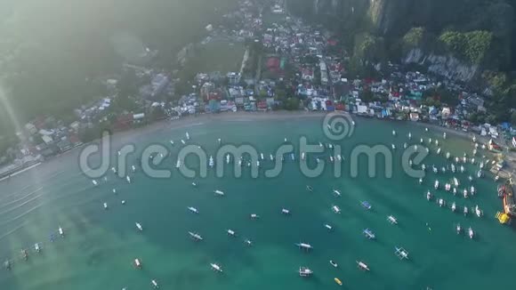 菲律宾巴拉望的厄尔尼诺海滩早上海滩和海景背景游客中非常受欢迎的观光场所视频的预览图