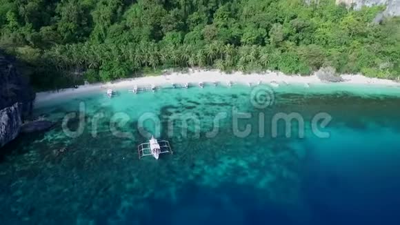 帕拉万的木瓜海滩观光场所在菲律宾ElNido游览A宁静的白色沙滩与清澈的绿松石水视频的预览图