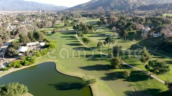 山谷中绿野高尔夫球场的鸟瞰图视频的预览图