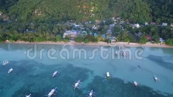菲律宾巴拉望的ElNido海景与海滩船和海洋在背景非常受欢迎的观光场所视频的预览图