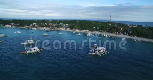 菲律宾宿务马拉帕斯卡岛海滨的Logon海滩和船背景十四中的苏鲁海船和美丽海景视频的预览图