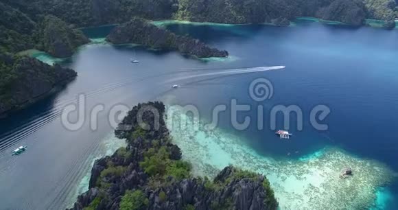 双子泻湖这是一个非常受欢迎的地方游客在冠状巴拉望菲律宾背景二十七中的景观和岛屿视频的预览图