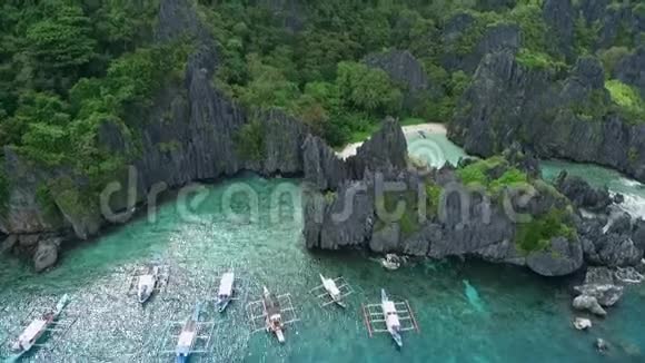 藏在巴拉望海滩观光场所在菲律宾ElNido游览C以高耸的岩石形式被隔离的当地人视频的预览图