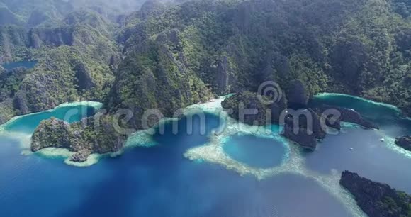 双子泻湖这是一个非常受欢迎的地方游客在冠状巴拉望菲律宾背景三中的景观和岛屿视频的预览图