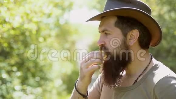 生态生活农夫在田里浇水特写一幅长胡子的农夫的画像他拿着铲子在一个视频的预览图