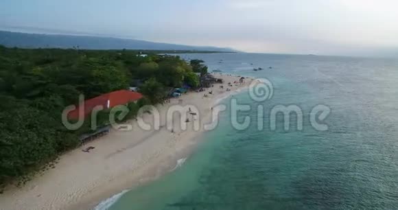 菲律宾宿务Moalboal的白色海滩和海滨美丽的风景与海岸和人的背景L2视频的预览图