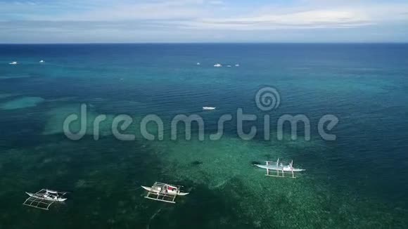 菲律宾宿务苏鲁海背景中有船的美丽海景视频的预览图
