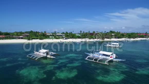 菲律宾宿务邦蒂海滩和马拉帕斯卡岛海滨的船只苏鲁海与背景三中的美丽海景视频的预览图