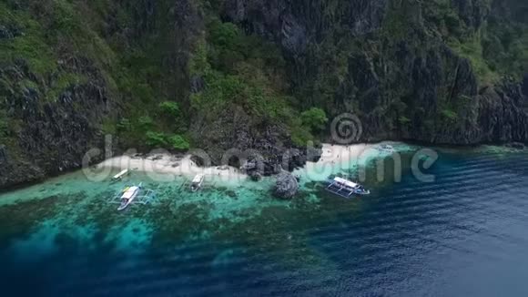 位于巴拉望的色雷海滩观光场所在菲律宾ElNido游览C海滨白沙滩清水绿松石水视频的预览图