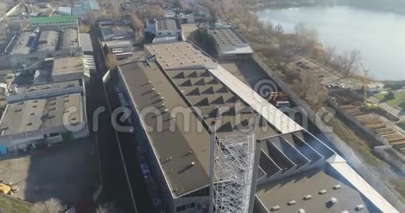 现代化工厂里的烟囱管道现代化工厂附近的一个高管道现代化工厂的俯视图视频的预览图