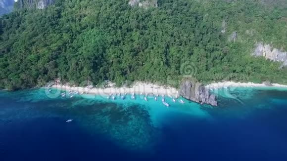 七突击队和木瓜海滩在巴拉望观光场所在菲律宾ElNido游览A清澈的白色沙滩视频的预览图