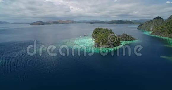 马尔瓦威珊瑚花园在科罗恩巴拉望菲律宾背景中的景观和岛屿非常受游客欢迎的地方视频的预览图