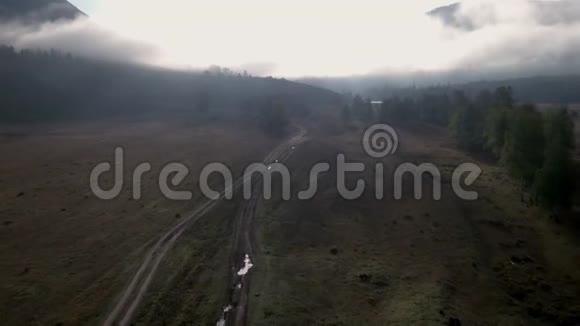 低飞过谷云山绿树4K鸟瞰图视频的预览图