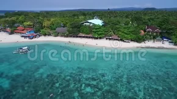 菲律宾宿务Moalboal白沙滩美丽的风景与海岸和人的背景六视频的预览图