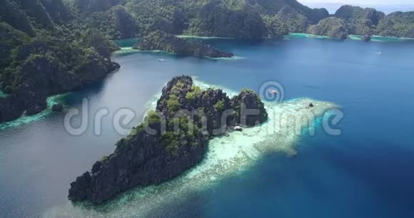 双湖这是一个非常受游客欢迎的地方在科罗恩巴拉望菲律宾背景十六中的景观和岛屿视频的预览图
