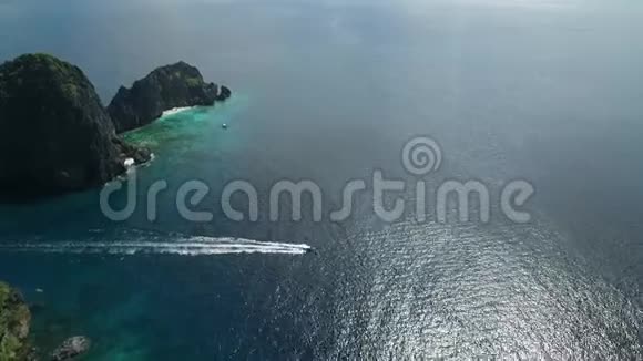 船和大泻湖在巴拉望观光场所在菲律宾ElNido游览A美丽的风景和海洋背景视频的预览图